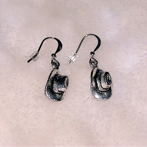NWOT 🤠 RUSTIC SILVER COWBOY COWGIRL HAT FISH HOOK EARRINGS w/CLEAR BACKINGS - Picture 1 of 8